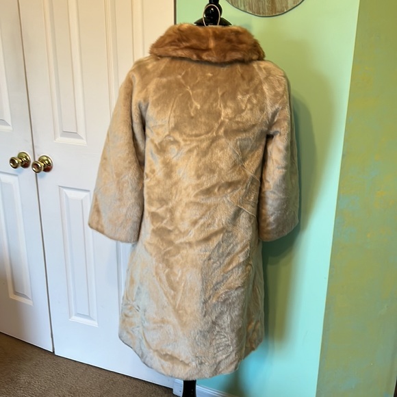 BEAUTIFUL Vintage Blum Brothers Fur Coat - Picture 5 of 9